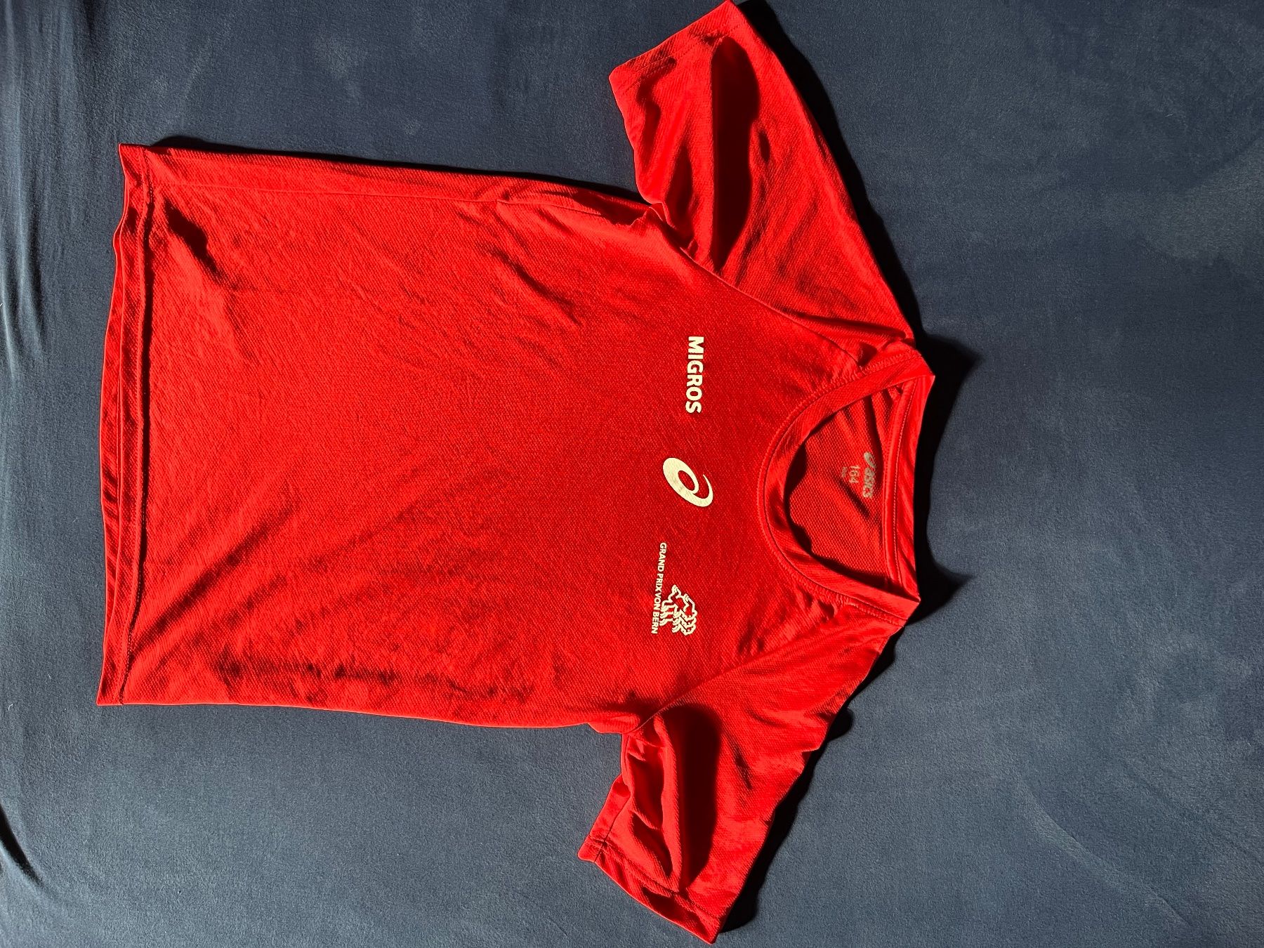 Asics T-Shirts: Sport T-shirt Rot 164 – Gebraucht aus La Tour-de-Peilz von leu_hnf6