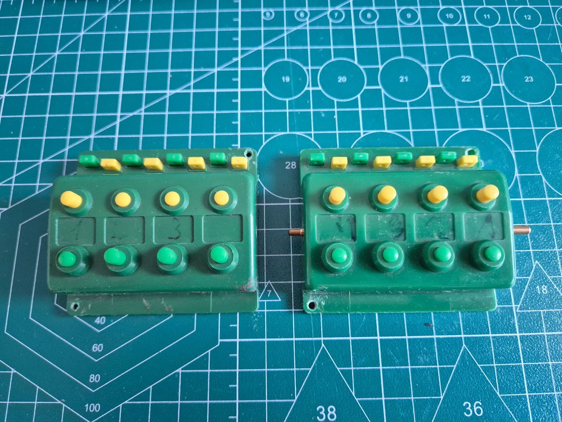 Trix Trains électriques: Trix Doppelfunktionsschalter Gelb und Grün – D'occasion à Hendschiken par Mistkratzerlie 7
