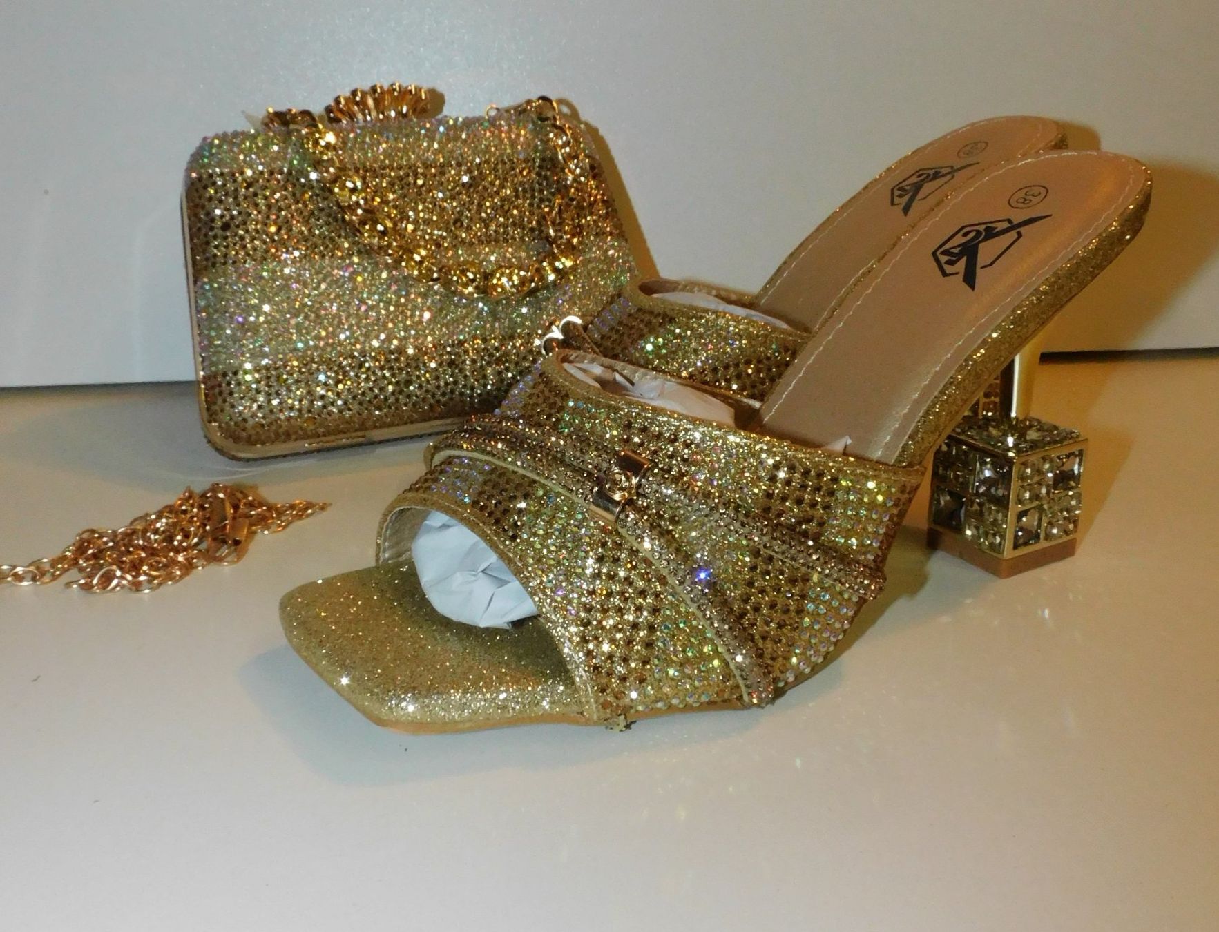 Damenschuhe: Pumps  mit passender Clutch Neu Gr 38 – Gebraucht aus Sursee von 76 1