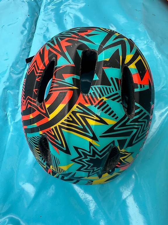 Caschi: Casque enfant taille 45-49 – Usato da Lausanne venduto da StevenBlatter