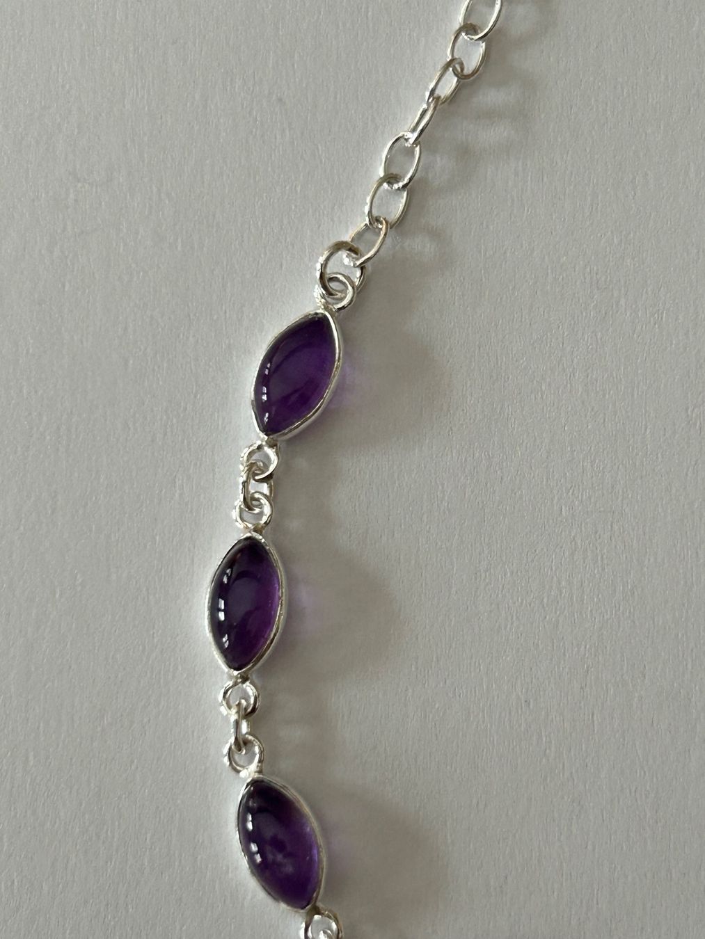 Armbänder & -reifen: Armband aus Sterling Silber mit Amethyst Steinen – Neu und originalverpackt aus Innertkirchen von Glatthard-Interior 2