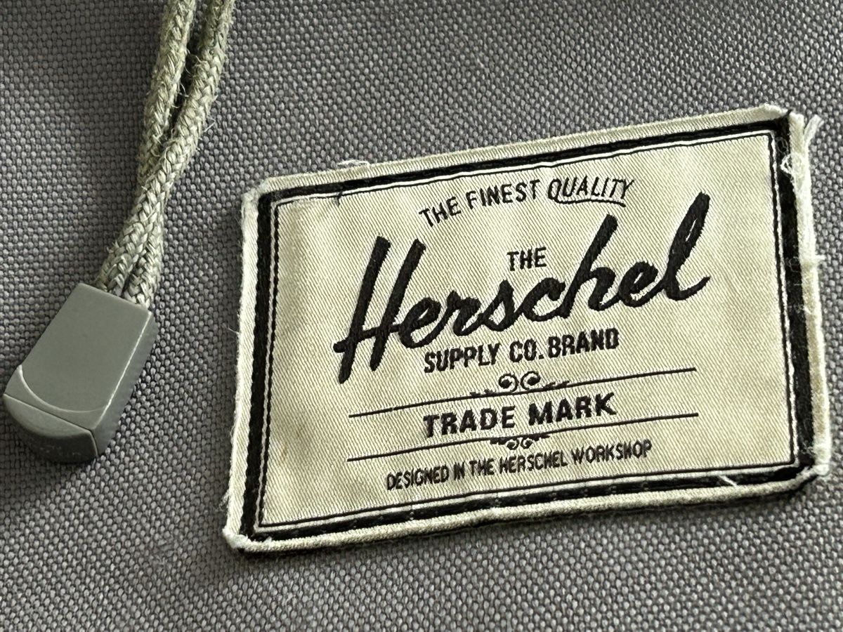 Herschel Zaini: Herschel Rucksack Grau mit Lederdetails – Usato da Wolhusen venduto da eve_m6cg 2