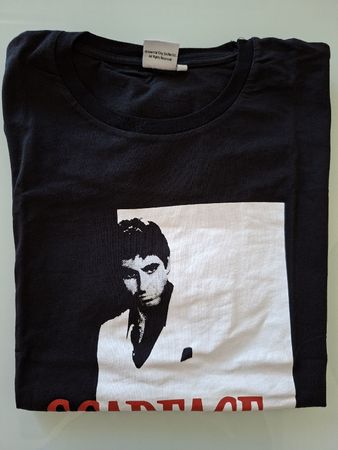 T-shirt noir a col rond avec grand motif Scarface imprime
