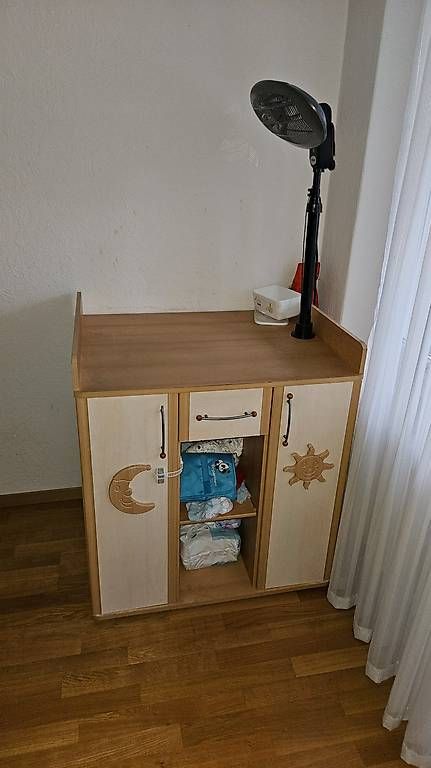 Radiatori: Wickeltisch mit integrierter Wärmelampe – Usato da Schaffhausen venduto da pascalsoldati