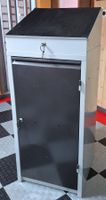 Armoire d'atelier métallique avec pupitre en 2 parties.