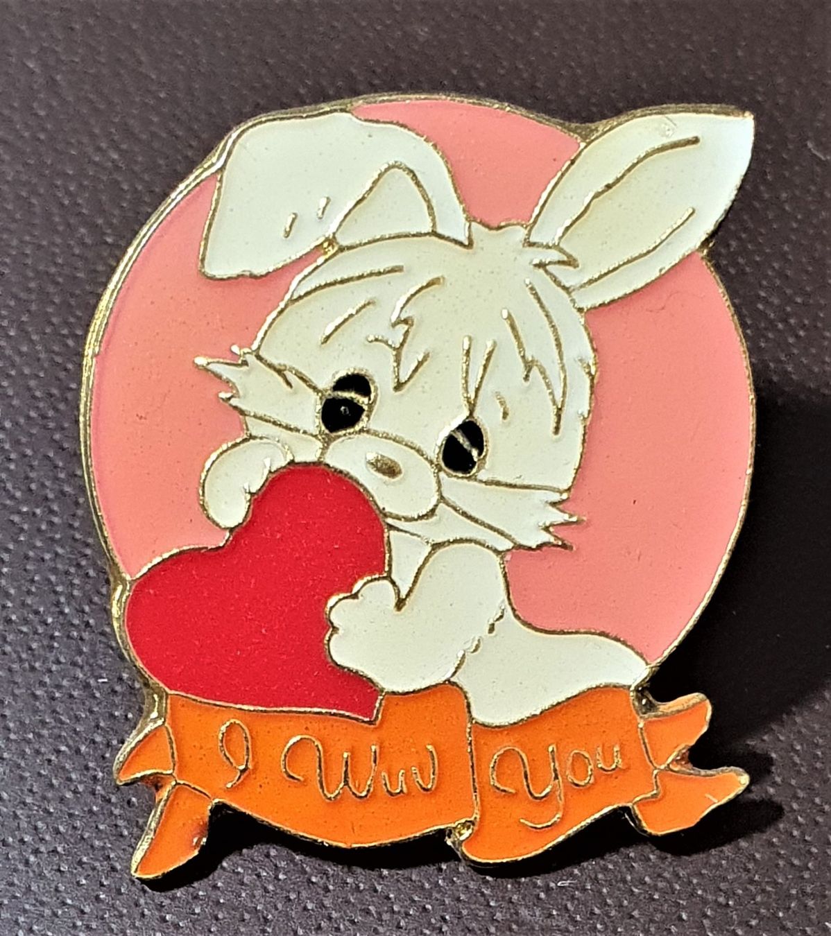 Figuren: Q436 - Pin Comic Figur - Hase mit Herz – Gebraucht aus Reinach BL von Boston-Verkauf
