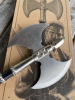 Dekorationsaxt mit zwei Klingen und Wandhalterung