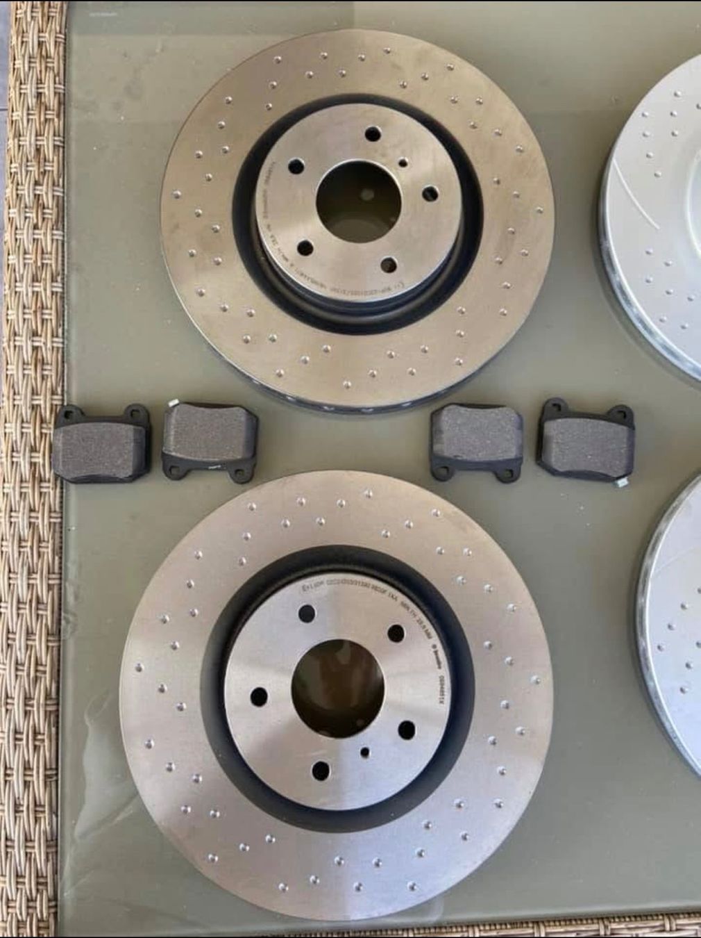Brembo Tutti pezzi di ricambio auto: Disques de freins + plaquettes – Nuovo e nell'imballaggio originale da Vuadens venduto da vin_p8k5 1