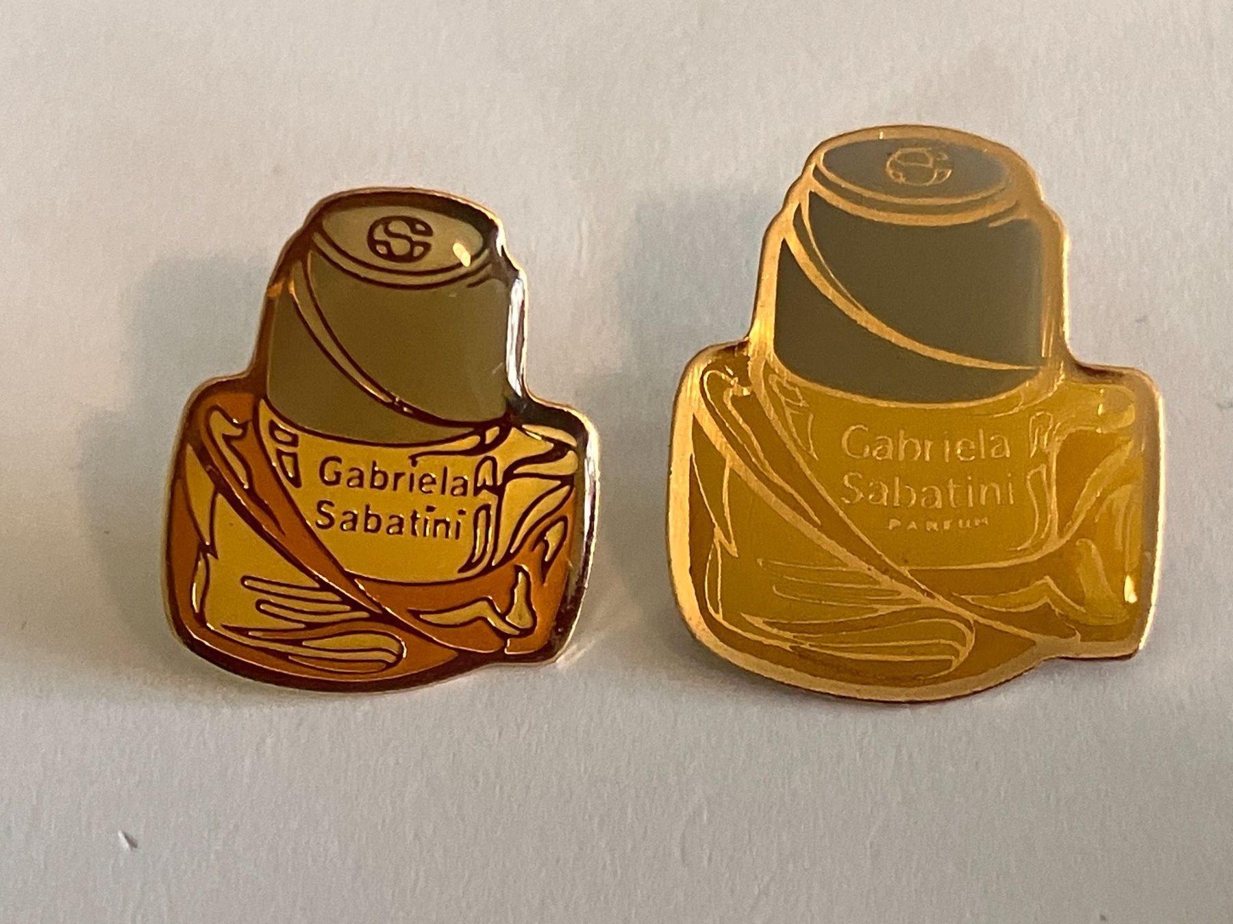 Plaquettes & Badges: 2 Pin Gabriela Sabatini Parfum – D'occasion à Basel par djwwpp