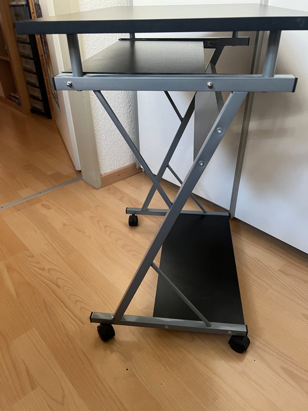 Scrivanie: Rollwagen Computertisch schwarz Metall Gestell mit Ablage – Usato da Oberbüren venduto da Swictch 1