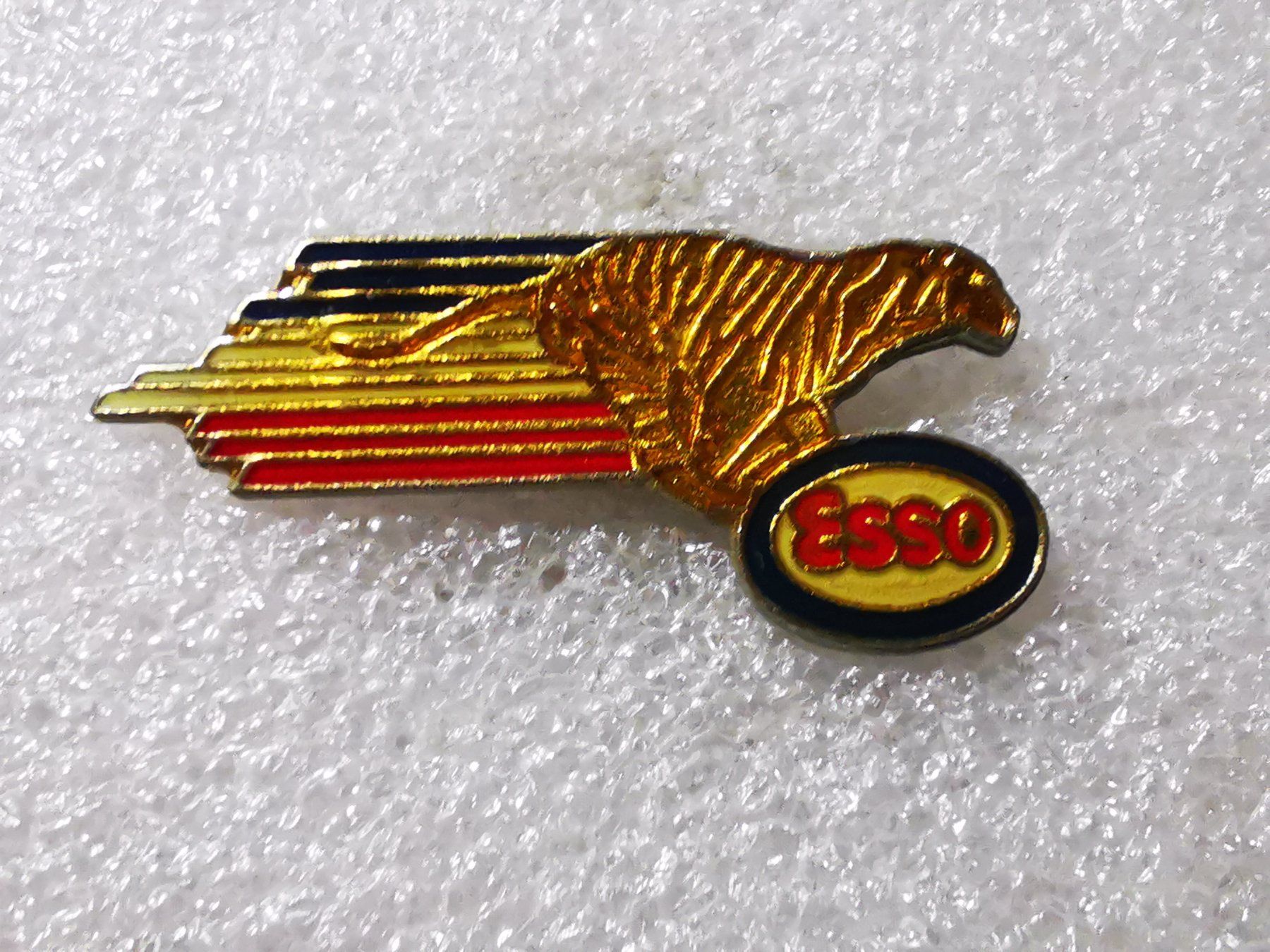 Placchette & Badge: Ansteckpin 162: Esso – Usato da Oppligen venduto da Pin-Fall-Shop
