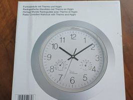 Funkwanduhr mit Thermo und Luftfeuchtigkeitsanzeige