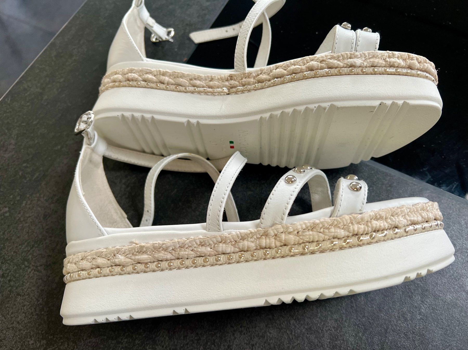 Scarpe da donna: Sandale NeroGiardini IT blanc en cuir T37 NEU – Usato da Porrentruy venduto da SYANKA