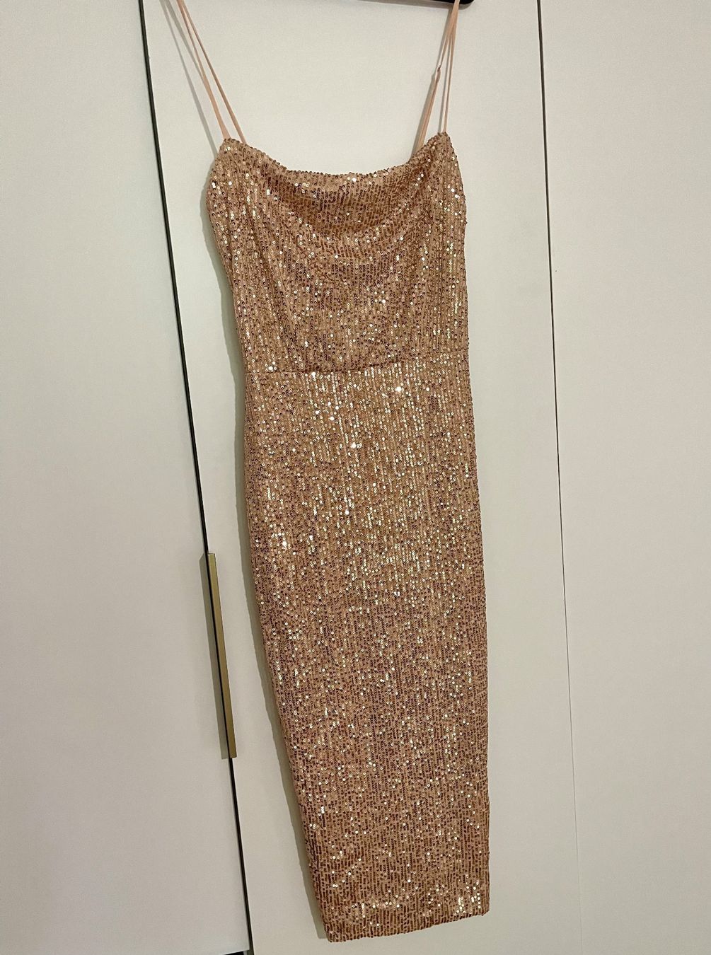 Robes: Jolie Robe à paillettes – D'occasion à Genève par Annilu