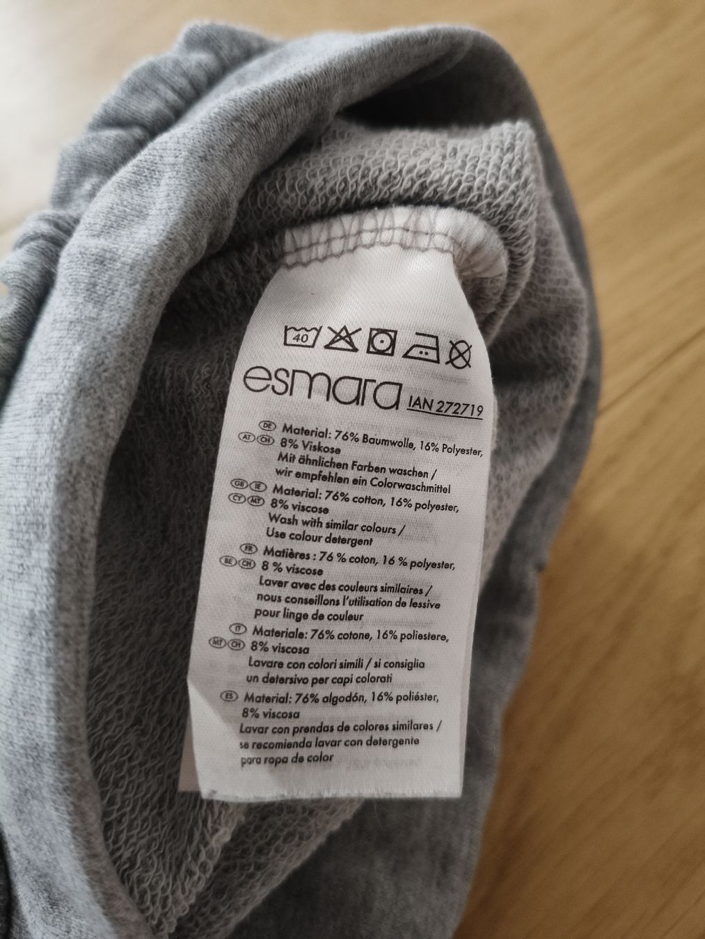 Hosen: Comfy Esmara Grey Shorts (Size M) – Gebraucht aus Unterlunkhofen von bebiboar 2