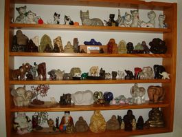 VIELE VIELE BUDDHAS ELEPHANTEN UND KATZEN  INKLUSIVE VITRINE