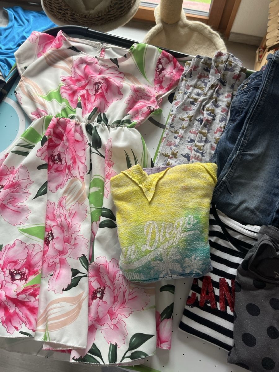 Lotti & Set di vestiti: Kinderkleiderpaket Grösse 122 Mädchen – Usato da St.Ursen venduto da starjet 1
