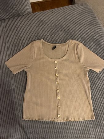 Sehr schönes, braunes T-Shirt mit Knöpfen Größe M