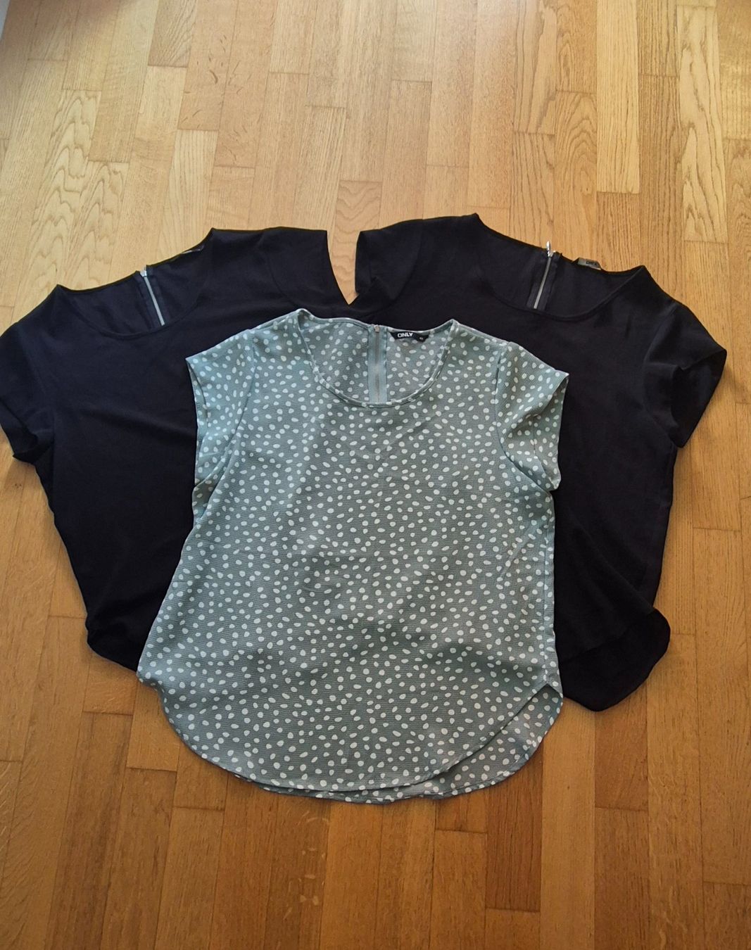 Only Blusen: 3 Oberteile  von ONLY  Gr. 42 – Gebraucht aus Knonau von xxj_8g62