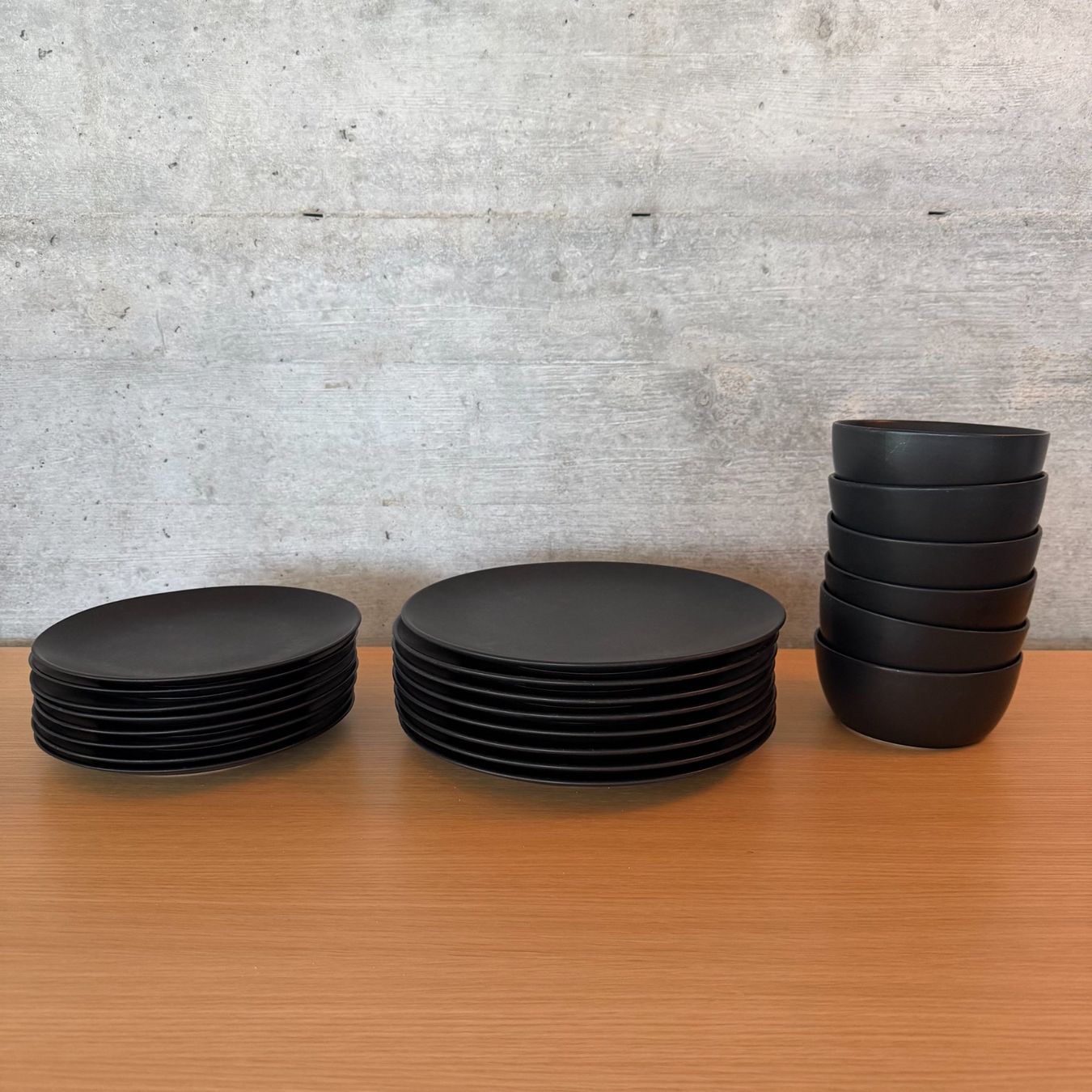 Ikea Piatti: Lot d'assiettes noires mat – Usato da St-George venduto da alaixee