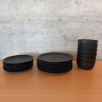 Lot d'assiettes noires mat