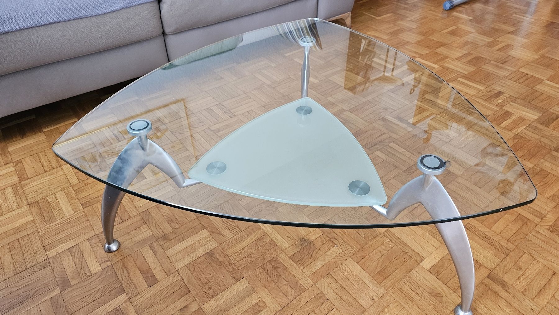 Tavoli: Couchtisch Dreieck Design, Top Zustand, – Usato da Allschwil venduto da bar_csw9