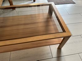 Moderner Couchtisch aus Holz mit Glasplatte, Top Zustand!