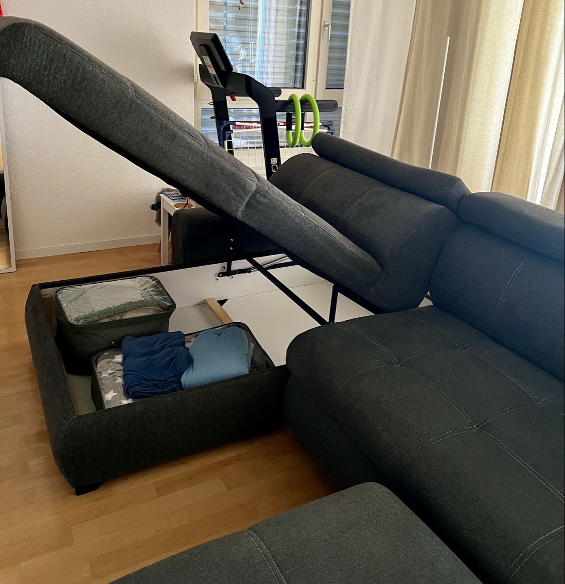 Divani: Ecksofa mit Hocker dunkelgrau  – Usato da Steinhausen venduto da Famleu1 1
