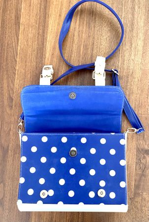 praktische Umhängetasche im Retro-Look mit weissen Punkten