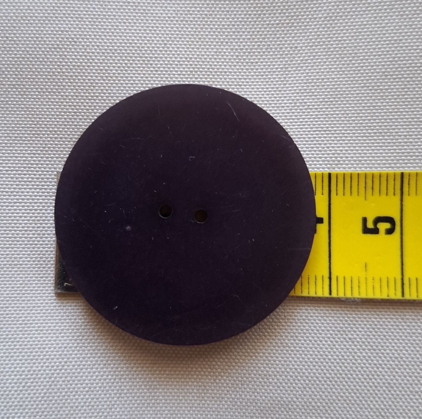 Knöpfe: 1 Knopf, Lila, Durchmesser 38 mm. – Gebraucht aus Dietikon von Hirschkopf 4
