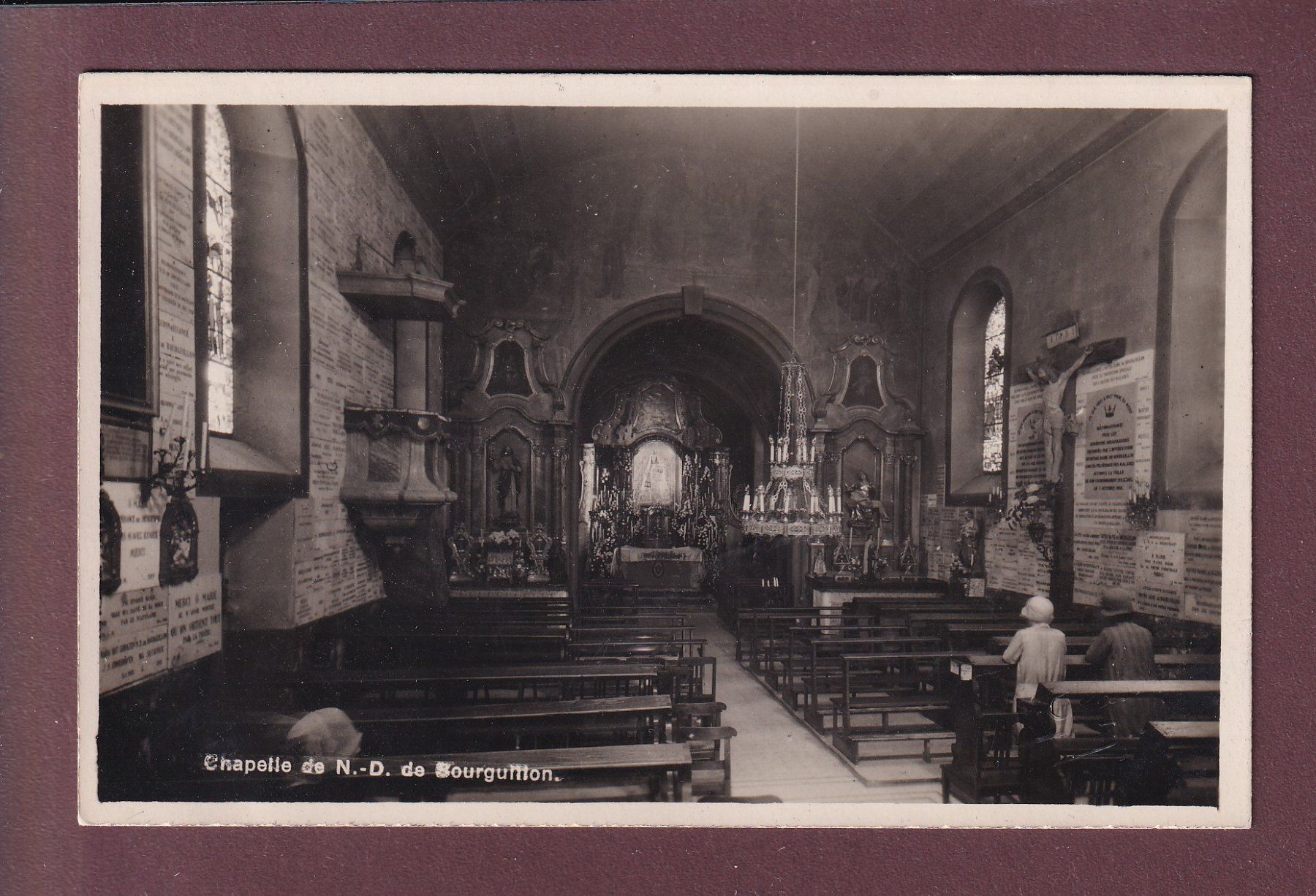 Cartoline postali: BOURGUILLON - Intérieur de la chapelle - Animé – Usato da Pully venduto da nicecards