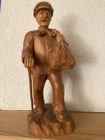 Handgeschnitzte Holzfigur "Wanderer“ 23 cm hoch