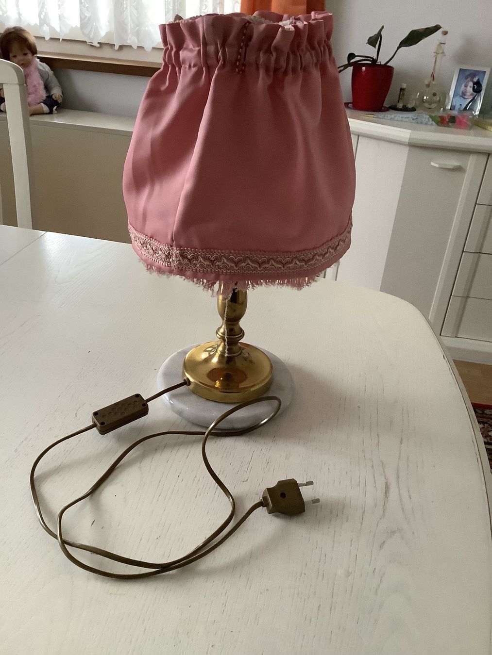 Lampade: Tischlampe Messing mit rosa Lampenschirm – Usato da Wädenswil venduto da Jsi.Z01 2
