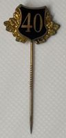 Jubiläums-Anstecknadel mit Eichenlaubkranz und der Zahl 40.