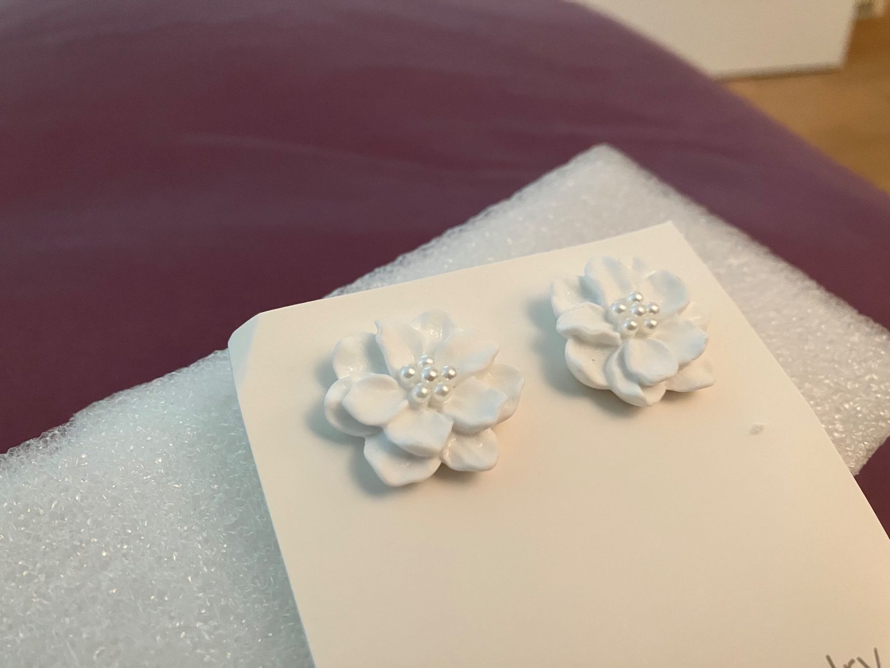 Ohrringe & -stecker: Modeschmuck, hübsche weisse Blumenohrringe mit Perlen Akzent – Neu (gemäss Beschreibung) aus Affoltern am Albis von Dlotti 1