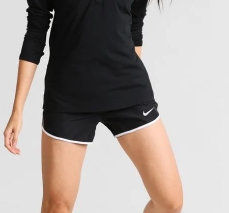 Schwarze Nike-Shorts S