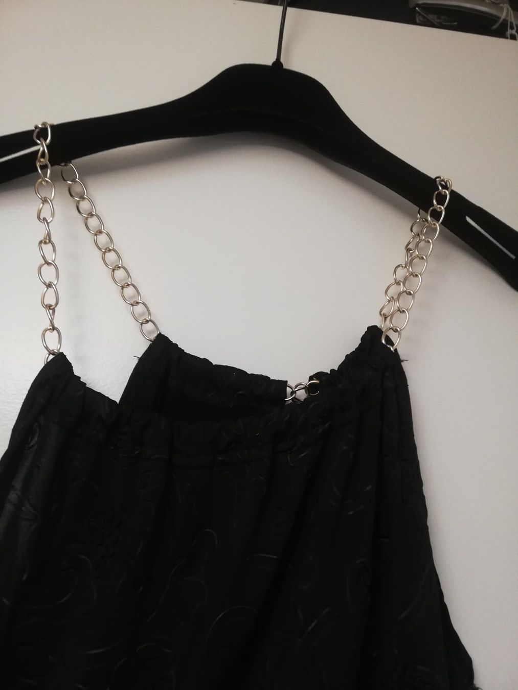 Top: Top nero con catene oro, elegante e originale! – Usato da Wettswil am Albis venduto da lin_8h9t