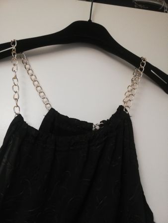 Top nero con catene oro, elegante e originale!