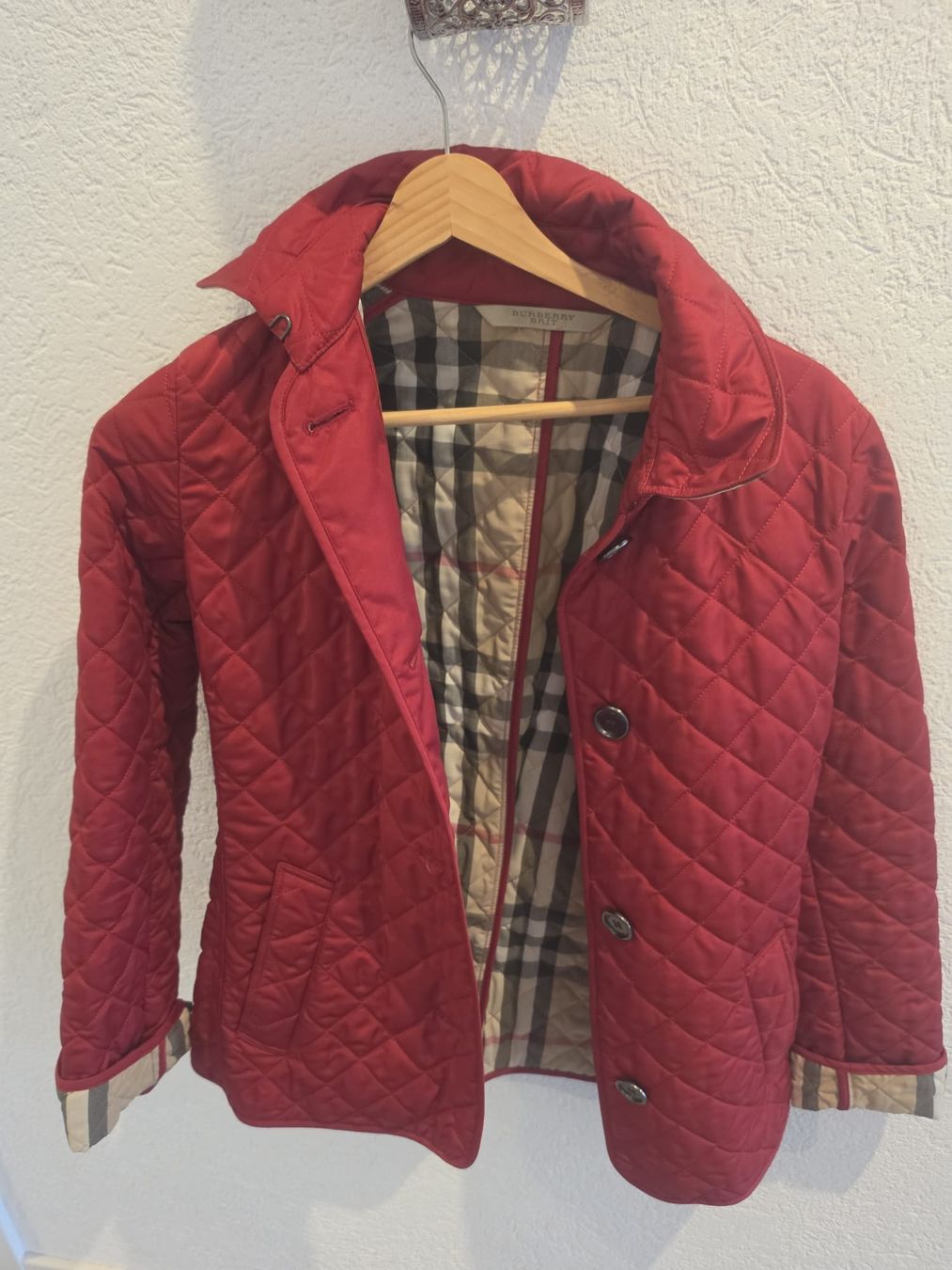 Burberry Giacche: Burberry Brit gesteppte Jacke rot Orginal  – Usato da Wolfertswil venduto da Antiko