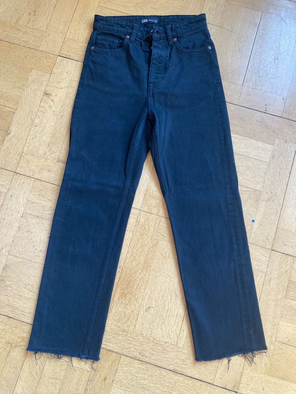 Zara Jeans: SCHWARZE ZARA JEANS MIT RAW-HEM – Usato da Zürich venduto da ilj_b22t