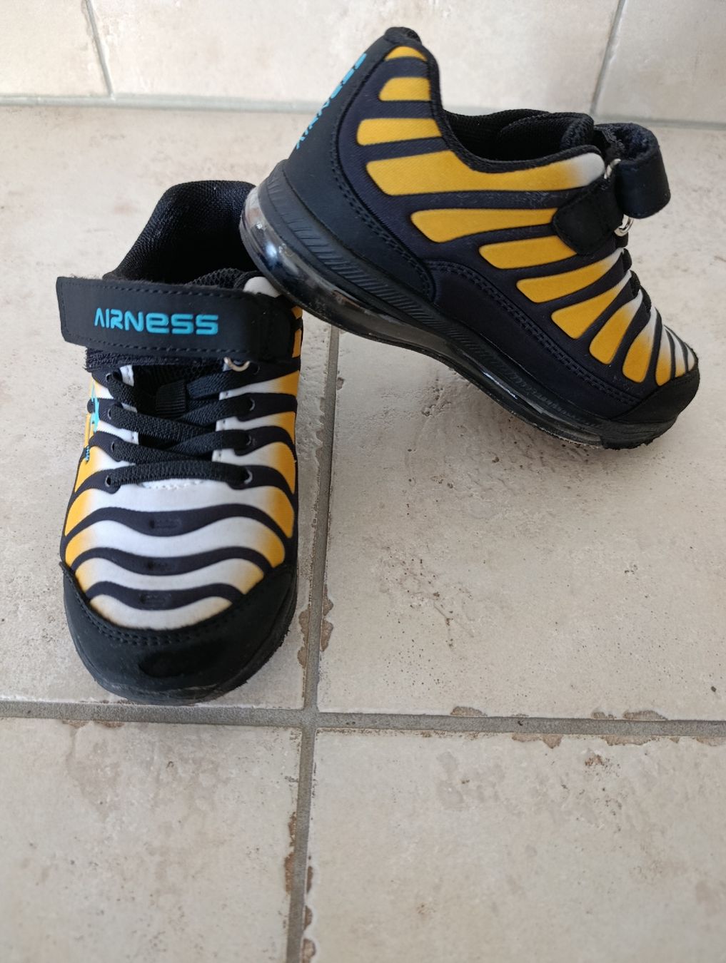 Scarpe da uomo: BASKETS AIRNESS JAUNE NOIR 28 – Usato da Sierre venduto da shirley04