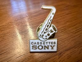 Anstecknadel Sony Cassettes Saxophon gebraucht Zustand