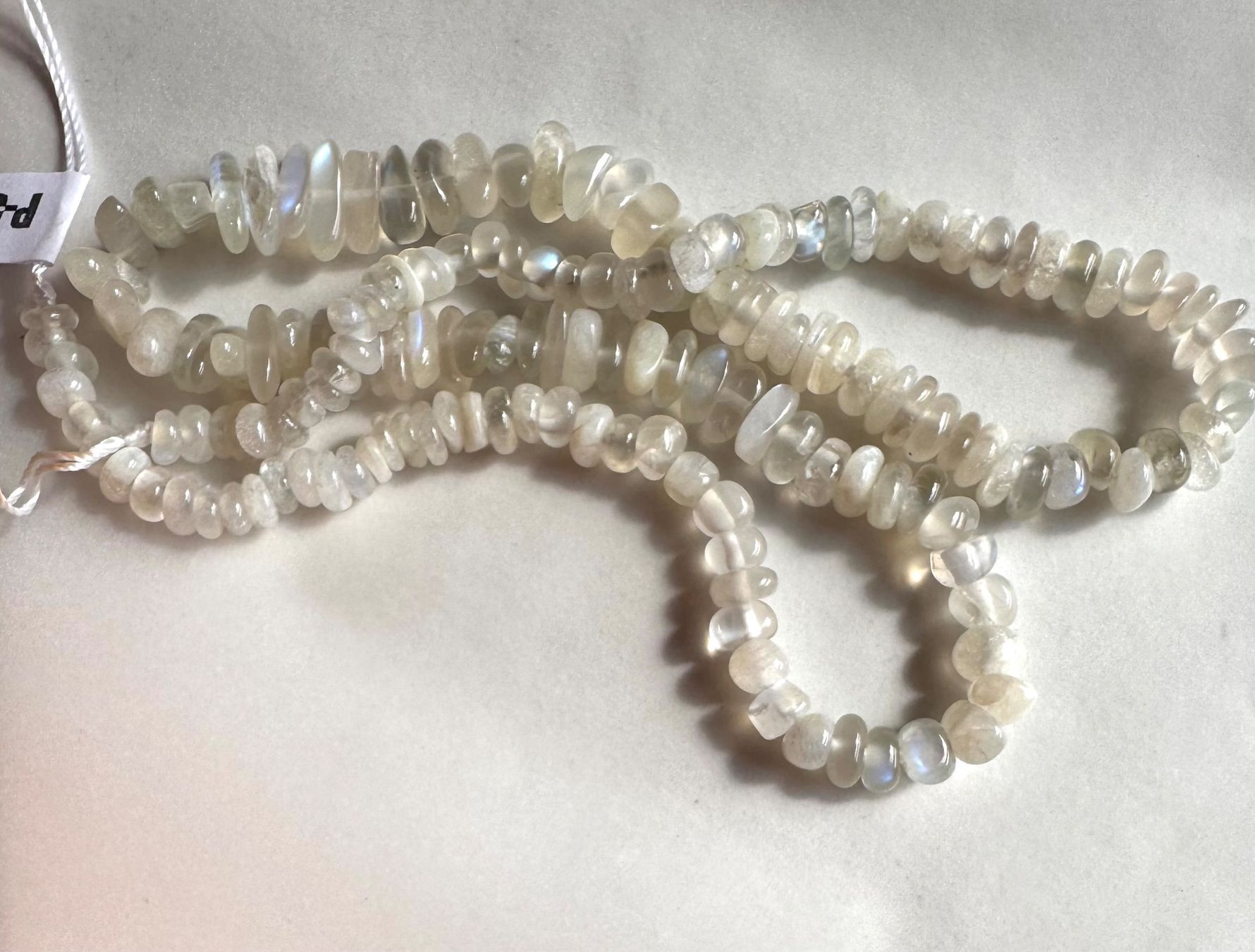 Catenine: exclusiver Mondstein wunderschön,   Strang       mit "Feuer" – Nuovo e nell'imballaggio originale da Leuggern venduto da gemshow 7