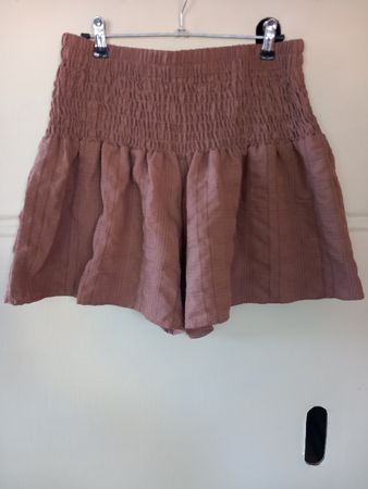 Short plissé marron clair