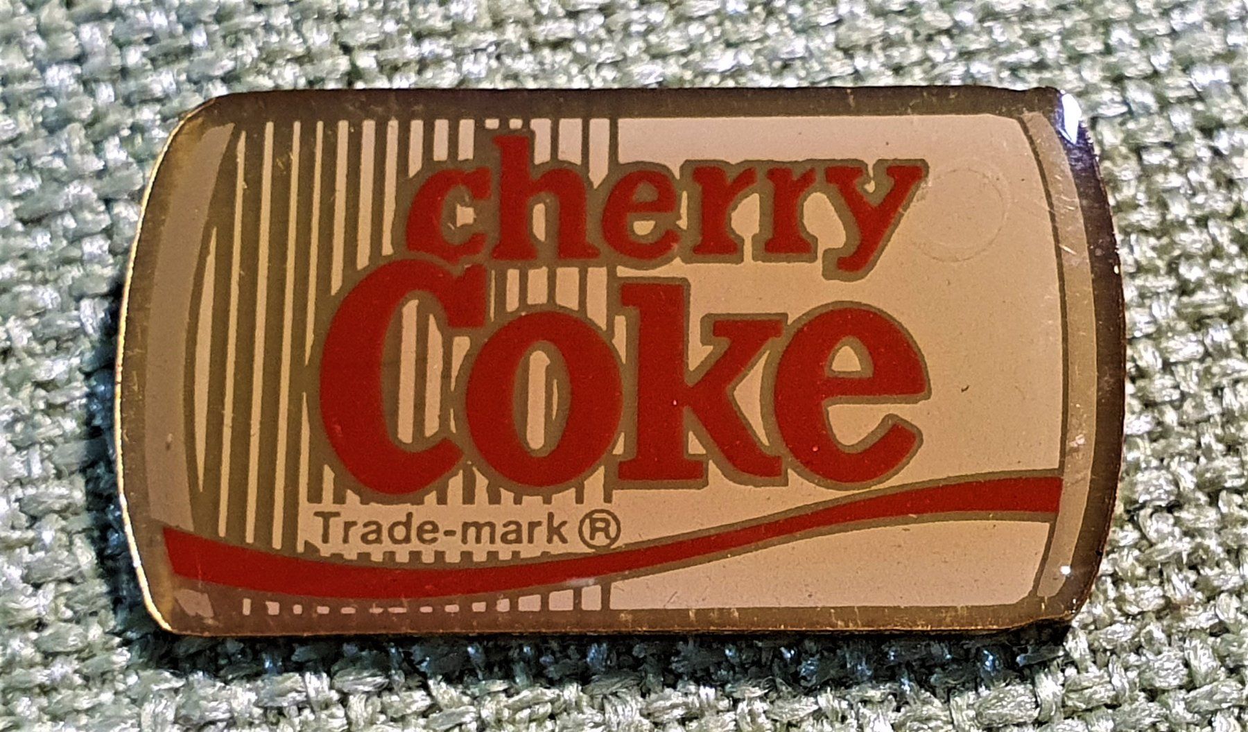 Placchette & Badge: N262 - Pin cherry Coca Cola Dose – Usato da Reinach BL venduto da Boston-Verkauf