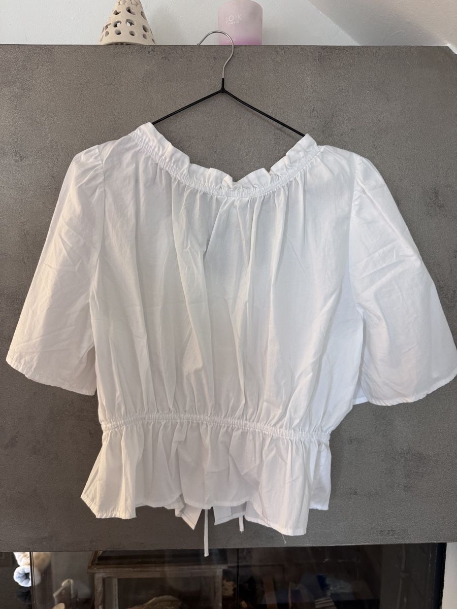 H&M Camicette: Weisse Bluse mit Bindegürtel – Usato da Schindellegi venduto da lmth 2