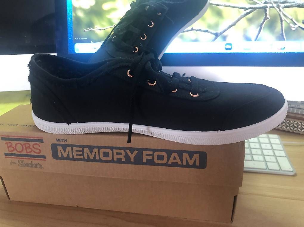 Chaussures femmes: sneaker noire à lacets – D'occasion à Le Vaud par mla_88hm 1