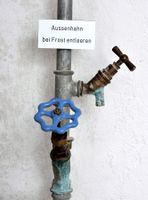 Schild Aussenhahn bei Frost entleeren Sanitär Haustechnik