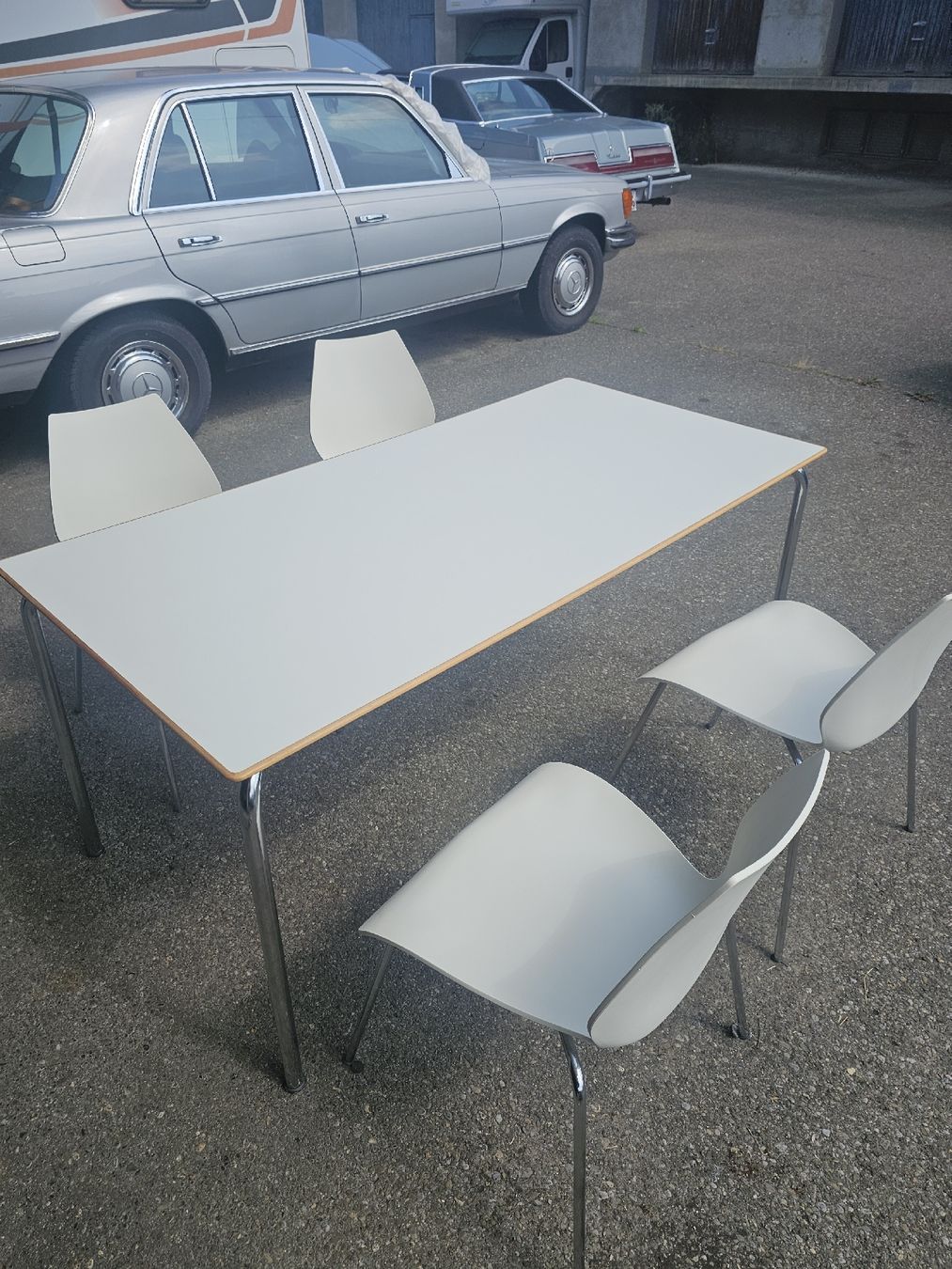 Tische: Tisch mit 4 Stühlen weiss Chromgestell ab Platz – Gebraucht aus Meisterschwanden von Luluku 2
