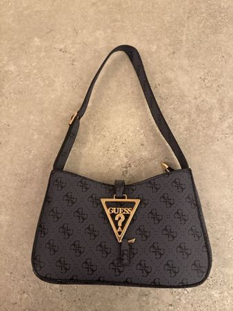 Guess Handtasche schwarz mit Logo Muster guter Zustand